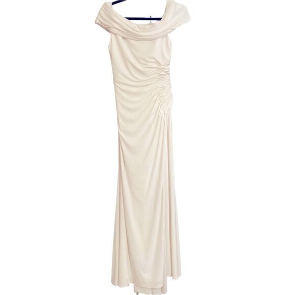 Ieena Long White Off Shoulder Gown Sz 4 - Picture 11 of 11